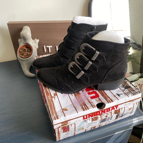 Unionbay Women's Black Ankle Boots - Picture 2 of 5